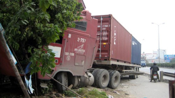 Vụ tai nạn xảy ra lúc 5h30’ ngày 17.12.2011, trên Quốc lộ 5 đoạn qua phố Nối, huyện Mỹ Hào, tỉnh Hưng Yên. Người dân ở khu vực này cho biết, vào thời điểm trên, chiếc xe container mang BKS: 16H - 3106 đang di chuyển theo hướng từ Hải Dương đi Hà Nội. Khi đi tới khu vực phố Nối thì chiếc xe mất lái rồi bất ngờ húc hàng chục mét dải phân cách và tiếp tục đâm vào hai nhà dân ở ven đường. Hậu quả của vụ tai nạn khiến một đoạn dải phân cách dài trên Quốc lộ 5 bị phá hỏng, bung gãy ra ngoài. Ảnh: Vietnam+