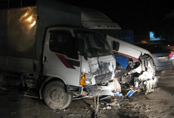 Vụ việc không dừng lại ở đó khi tiếp tục có một chiếc xe 7 chỗ hiệu Toyota Innova BKS 16M-8822 lại đâm vào phần đuôi xe container. Cú đâm mạnh khiến đầu xe nát bươm, túi khí trên xe bật tung. Ảnh: An ninh thủ đô.