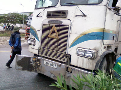 Rất may, vụ tai nạn giao thông không gây thiệt hại về người. Tuy nhiên, một phần đầu xe 16M-8933 bị móp méo; khoảng 10 mét dải phân cách phân làn đường giữa quốc lộ 5 đã bị “nhổ” bay; xe đầu kéo cũng bị hư hỏng nhẹ. Ảnh: Hoàng Hà. Rất may, vụ tai nạn giao thông không gây thiệt hại về người. Tuy nhiên, một phần đầu xe 16M-8933 bị móp méo; khoảng 10 mét dải phân cách phân làn đường giữa quốc lộ 5 đã bị “nhổ” bay; xe đầu kéo cũng bị hư hỏng nhẹ. Ảnh: Hoàng Hà.