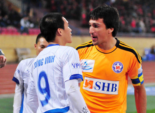 Công Vinh và Merlo lời qua tiếng lại. Ảnh: Mai Hương