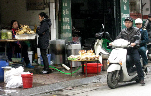 Thịt gà, vịt vỉa hè không dấu kiểm dịch vẫn đắt khách. Ảnh: PT Thịt gà, vịt vỉa hè không dấu kiểm dịch vẫn đắt khách. Ảnh: PT