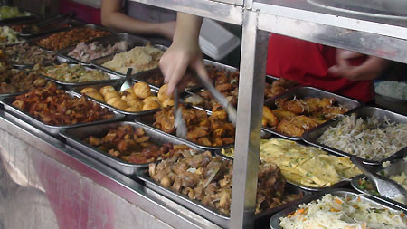 Thịt ôi sau khi được tẩm ướp trở nên khá bắt mắt ở các quán cơm bụi