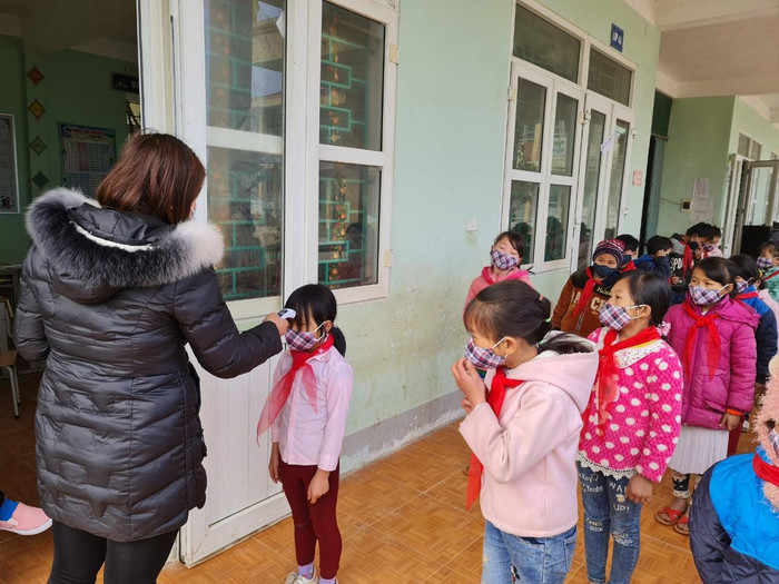 Đo nhiệt độ cho học sinh tại trường Phổ thông bán trú Tiểu học Đồng Văn B. Nhiều em học sinh còn bỡ ngỡ nhưng thực hiện tốt việc đo nhiệt độ trước khi vào lớp. Đo nhiệt độ cho học sinh tại trường Phổ thông bán trú Tiểu học Đồng Văn B. Nhiều em học sinh còn bỡ ngỡ nhưng thực hiện tốt việc đo nhiệt độ trước khi vào lớp.