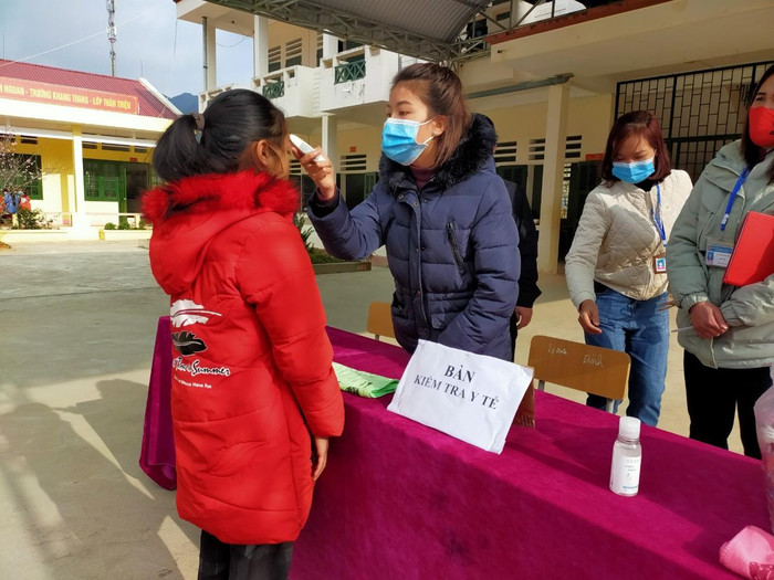 Kiểm tra y tế tại trường Phổ thông dân tộc bán trú Trung học cơ sở Phố Là. Kiểm tra y tế tại trường Phổ thông dân tộc bán trú Trung học cơ sở Phố Là.