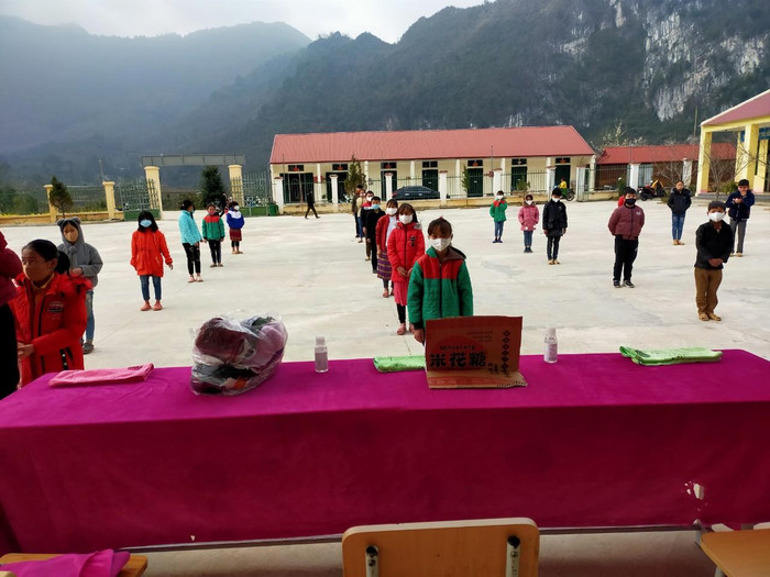 Tại trường Phổ thông dân tộc bán trú Trung học cơ sở Phố Là các em học sinh tiến hành giãn cách để thực hiện kiểm tra y tế sau khi trở lại trường. Tại trường Phổ thông dân tộc bán trú Trung học cơ sở Phố Là các em học sinh tiến hành giãn cách để thực hiện kiểm tra y tế sau khi trở lại trường.