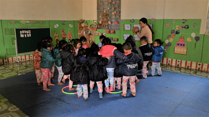 Cô giáo Phương Thảo với các học trò của mình. Ảnh: LC Cô giáo Phương Thảo với các học trò của mình. Ảnh: LC