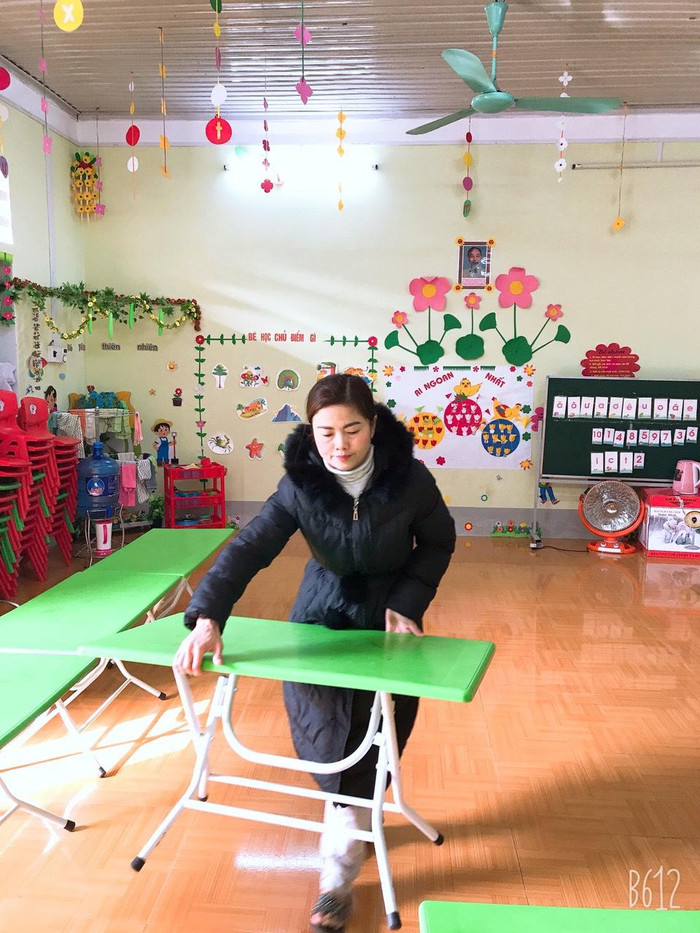 Các cô giáo dọn dẹp vệ sinh trường học trước khi đón học sinh trở lại trường. Các cô giáo dọn dẹp vệ sinh trường học trước khi đón học sinh trở lại trường.