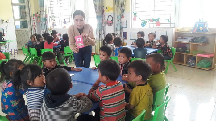 Cô giáo Vũ Phương Thảo cùng học trò của mình trên lớp. Ảnh: LC Cô giáo Vũ Phương Thảo cùng học trò của mình trên lớp. Ảnh: LC