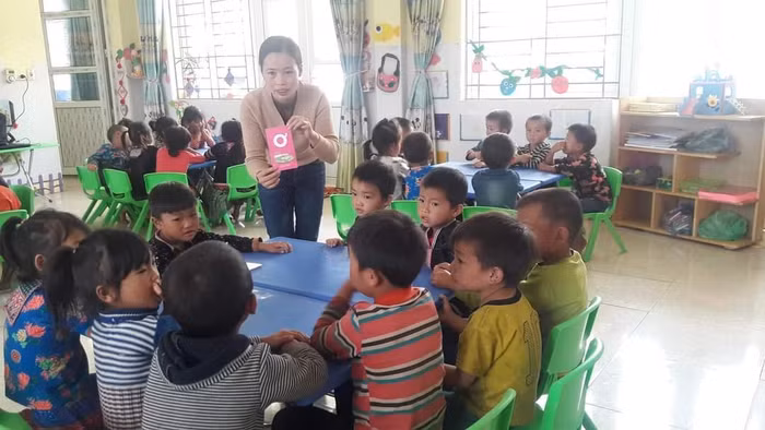 Giáo viên mầm non rất vất vả Ảnh minh họa: Lại Cường