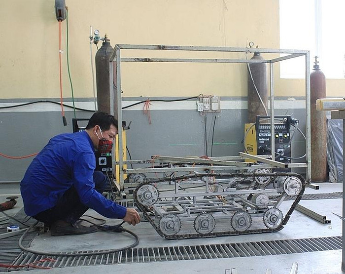 Robot phục vụ chống covid-19 được chế tạo thần tốc. Ảnh: Đại học Sao Đỏ