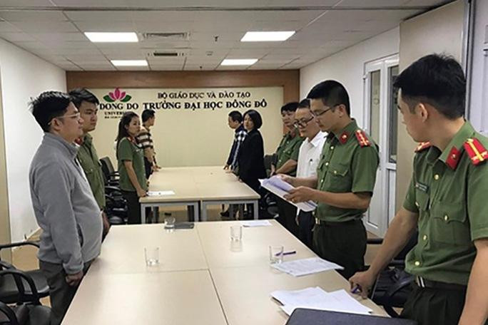 Cơ quan An ninh điều tra Bộ Công an tống đạt quyết định khởi tố bị can trong vụ án - Nguồn: Bộ Công an Cơ quan An ninh điều tra Bộ Công an tống đạt quyết định khởi tố bị can trong vụ án - Nguồn: Bộ Công an