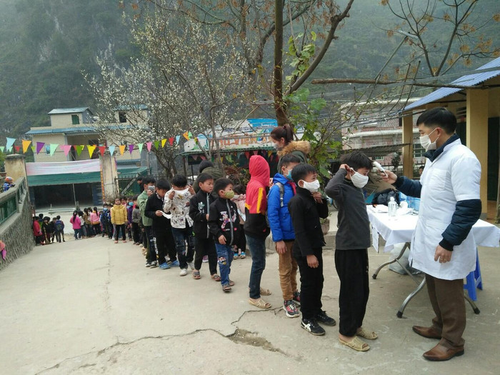 Học sinh trường Phổ thông dân tộc Bán trú Tiểu học Lũng Phìn trở lại trường với nhiều bỡ ngỡ. Học sinh trường Phổ thông dân tộc Bán trú Tiểu học Lũng Phìn trở lại trường với nhiều bỡ ngỡ.