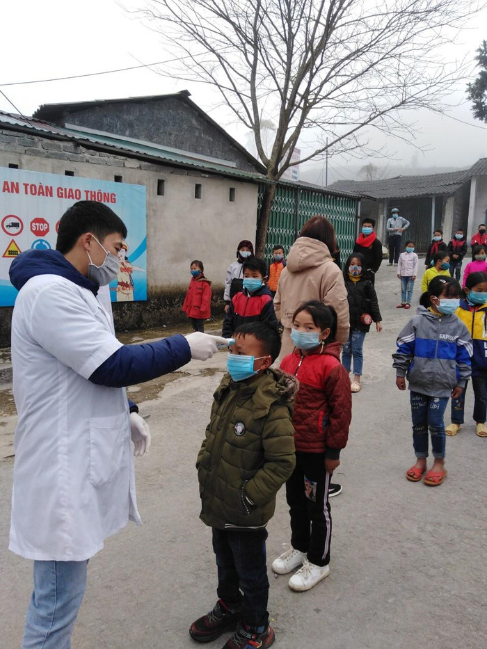 Học sinh trường Phổ thông dân tộc bán trú Tiểu học và Trung học cơ sở Sính Lủng. Học sinh trường Phổ thông dân tộc bán trú Tiểu học và Trung học cơ sở Sính Lủng.