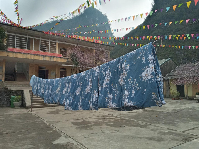 Các công tác vệ sinh, chăn màn được các thầy cô giáo chăm chút cho các em học sinh rât tốt. Các công tác vệ sinh, chăn màn được các thầy cô giáo chăm chút cho các em học sinh rât tốt.