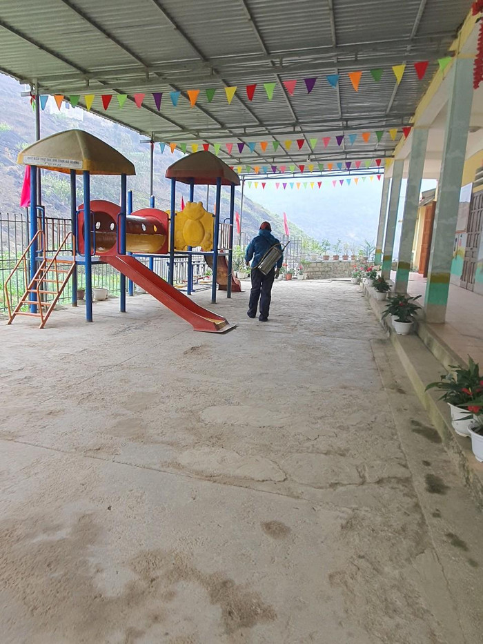 Trường Mầm non Vần Chải tiến hành khử khuẩn. Trường Mầm non Vần Chải tiến hành khử khuẩn.