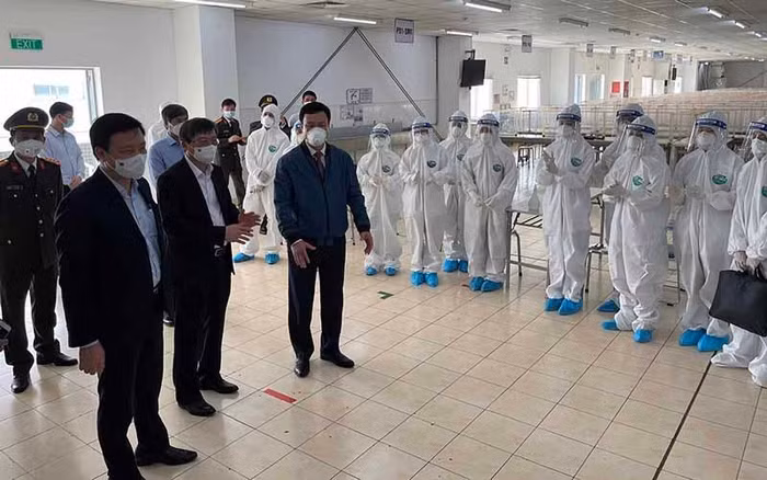 Thường trực Tỉnh uỷ Hải Dương động viên đội ngũ cán bộ y tế và yêu cầu đẩy nhanh tiến độ xét nghiệm Sars- CoV-2. Ảnh: Nhân dân