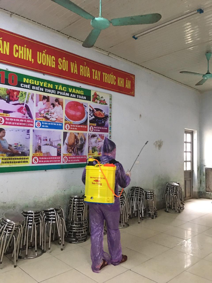 Công tác khử khuẩn ở trường Lũng Phìn. Công tác khử khuẩn ở trường Lũng Phìn.