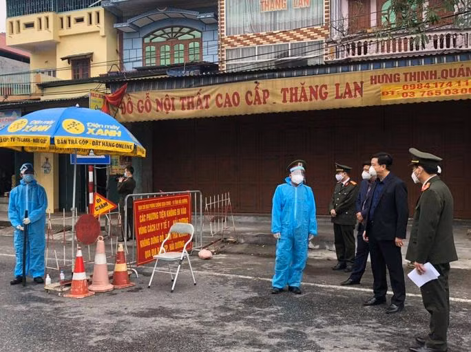 Bí thư Tỉnh ủy Phạm Xuân Thăng (thứ hai từ phải sang) trong một cuộc kiểm tra chốt phòng chống dịch Covid-19 trên địa bàn tỉnh Hải Dương. Ảnh: Haiduong.gov.vn