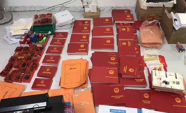 Tang vật của vụ án làm giả bằng cấp do Cục An ninh mạng và phòng, chống tội phạm sử dụng công nghệ cao, Bộ Công an và Công an Thành phố Hồ Chí Minh vừa triệt phá. Ảnh: Công an nhân dân Tang vật của vụ án làm giả bằng cấp do Cục An ninh mạng và phòng, chống tội phạm sử dụng công nghệ cao, Bộ Công an và Công an Thành phố Hồ Chí Minh vừa triệt phá. Ảnh: Công an nhân dân
