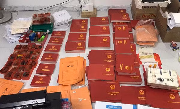 Tang vật của một vụ án sản xuất và mua bán giấy tờ, bằng cấp giả. Ảnh: Công an nhân dân