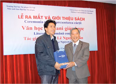 Ông Đinh Ngọc Bảo (phải) trong một hoạt động tặng sách của NXB ĐH Sư phạm. Ảnh: nxbđhsp