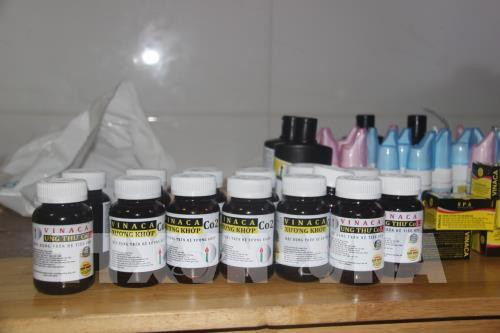 Bộ Y tế khuyến cáo người dân không sử dụng sản phẩm và đề nghị người dân khi phát hiện những cơ sở sản xuất tương tự cần báo cho các cơ quan chức năng xử lý (Ảnh: TTXVN)