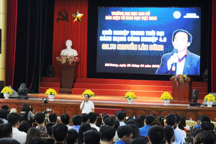 Giáo sư Nguyễn Lân Dũng đã truyền lửa khởi nghiệp cho các bạn sinh viên trường Đại học Sao Đỏ (Ảnh: Lại Cường) Giáo sư Nguyễn Lân Dũng đã truyền lửa khởi nghiệp cho các bạn sinh viên trường Đại học Sao Đỏ (Ảnh: Lại Cường)