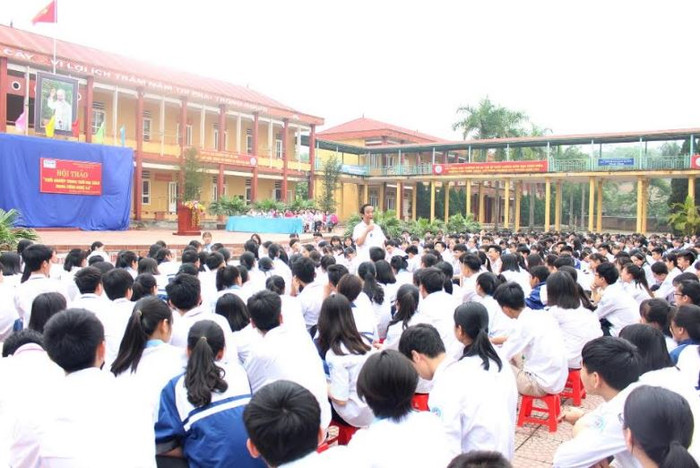 Được gặp gỡ và giao lưu với nhà giáo dân dân Nguyễn Lân Dũng là một trải nghiệm đặc biệt với các em học sinh Trường trung học phổ thông Hạ Hòa (Phú Thọ). Ảnh: Lại Cường. Được gặp gỡ và giao lưu với nhà giáo dân dân Nguyễn Lân Dũng là một trải nghiệm đặc biệt với các em học sinh Trường trung học phổ thông Hạ Hòa (Phú Thọ). Ảnh: Lại Cường.