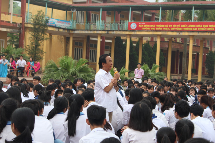 Giáo sư, Nhà giáo nhân dân Nguyễn Lân Dũng đã truyền cảm hứng cho gần 1000 học sinh trường Trung học phổ thông Hạ Hòa (Phú Thọ) (Ảnh: Lại Cường) Giáo sư, Nhà giáo nhân dân Nguyễn Lân Dũng đã truyền cảm hứng cho gần 1000 học sinh trường Trung học phổ thông Hạ Hòa (Phú Thọ) (Ảnh: Lại Cường)