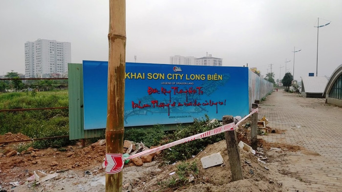 Dự án mới chỉ là khu vực quây tôn tạm bợ. Dự án mới chỉ là khu vực quây tôn tạm bợ.