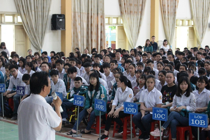 Nhờ bài thuyết giảng của nhà giáo Nguyễn Lân Dũng cậu học trò Nguyễn Văn Trức càng thêm củng cố niềm say mê của mình với Công nghệ thông tin. (Ảnh: Lại Cường) Nhờ bài thuyết giảng của nhà giáo Nguyễn Lân Dũng cậu học trò Nguyễn Văn Trức càng thêm củng cố niềm say mê của mình với Công nghệ thông tin. (Ảnh: Lại Cường)