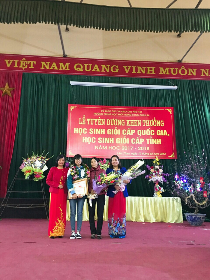 Cô giáo chủ nhiệm Cao Kim Giang, học sinh Bùi Thị Mỹ Huyền - giải Nhì quốc gia môn Ngữ văn, phụ huynh học sinh Huyền, và Cô giáo giảng dạy Nguyễn Thị Hải Yến. (Ảnh nhân vật cung cấp) Cô giáo chủ nhiệm Cao Kim Giang, học sinh Bùi Thị Mỹ Huyền - giải Nhì quốc gia môn Ngữ văn, phụ huynh học sinh Huyền, và Cô giáo giảng dạy Nguyễn Thị Hải Yến. (Ảnh nhân vật cung cấp)