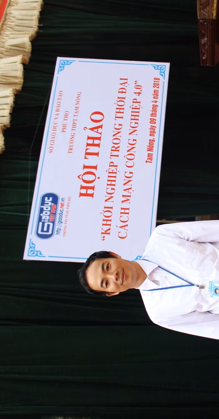 Thầy giáo Bùi Ngọc Luận bên lề cuộc hội thảo "Khởi nghiệp trong thời đại cách mạng công nghiệp 4.0" (Ảnh: LC) Thầy giáo Bùi Ngọc Luận bên lề cuộc hội thảo "Khởi nghiệp trong thời đại cách mạng công nghiệp 4.0" (Ảnh: LC)