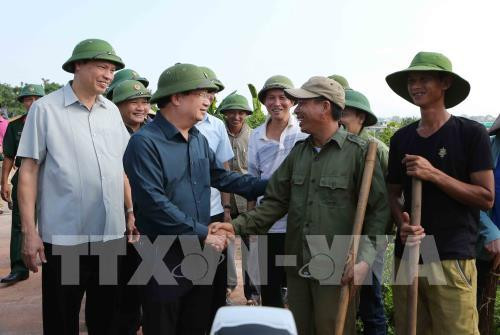 Phó Thủ tướng Trịnh Đình Dũng động viên người dân đang thực hiện gia cố đê bao Hà Nam, xã Nam Hòa, thị xã Quảng Yên, Quảng Ninh. (Ảnh: Dương Giang/TTXVN) Phó Thủ tướng Trịnh Đình Dũng động viên người dân đang thực hiện gia cố đê bao Hà Nam, xã Nam Hòa, thị xã Quảng Yên, Quảng Ninh. (Ảnh: Dương Giang/TTXVN)