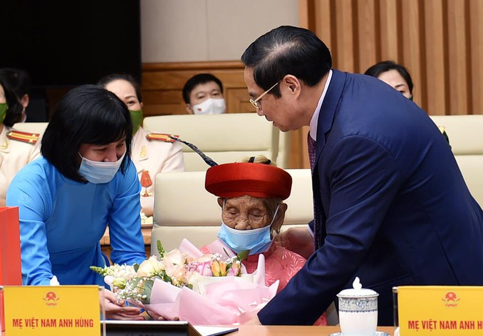 Thủ tướng tặng hoa Mẹ Việt Nam anh hùng. Ảnh: VGP Thủ tướng tặng hoa Mẹ Việt Nam anh hùng. Ảnh: VGP