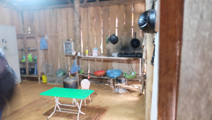 Căn bếp đơn sơ của thầy Phong. Căn bếp đơn sơ của thầy Phong.