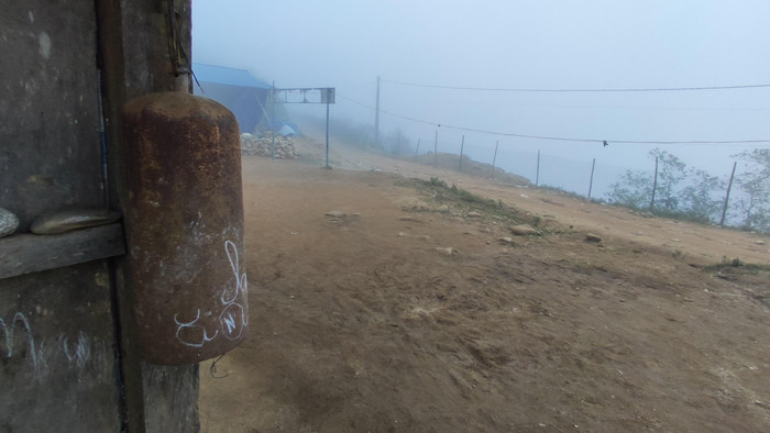 Góc sân nhìn ra từ Sín Chải B.