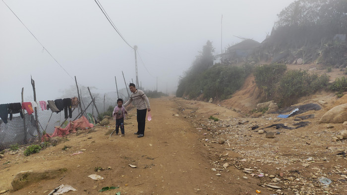 Thầy Lường Văn Biên dẫn Pờ Phà Chi về nhà. Sau một tuần gió lạnh về, Pờ Phà Chi đã không đứng được dậy.