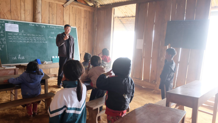 Thầy Phong và những học trò nhỏ của mình. Thầy Phong và những học trò nhỏ của mình.