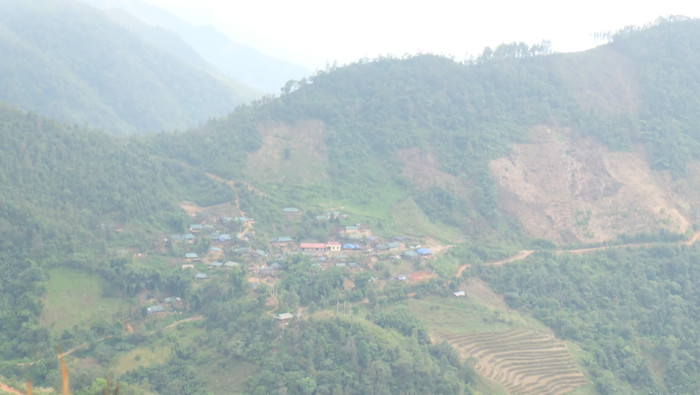 Điểm trường Sín Chải A nhìn từ một mỏm đồi. Ảnh: LC