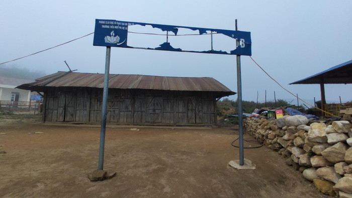 Điểm trường Sín Chải B trong sương mù cuối năm, gió giật liên hồi những ngày cuối năm khiến biển trường cũng tan nát dù thay nhiều lần.