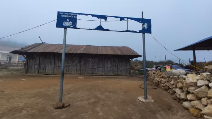 Điểm trường Sín Chải B trong sương mù cuối năm, gió giật liên hồi những ngày cuối năm khiến biển trường cũng tan nát dù thay nhiều lần.