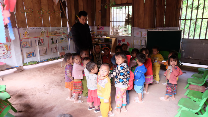 Thầy Đao Văn Thích đang ổn định lớp mầm non. Ảnh: LC Thầy Đao Văn Thích đang ổn định lớp mầm non. Ảnh: LC