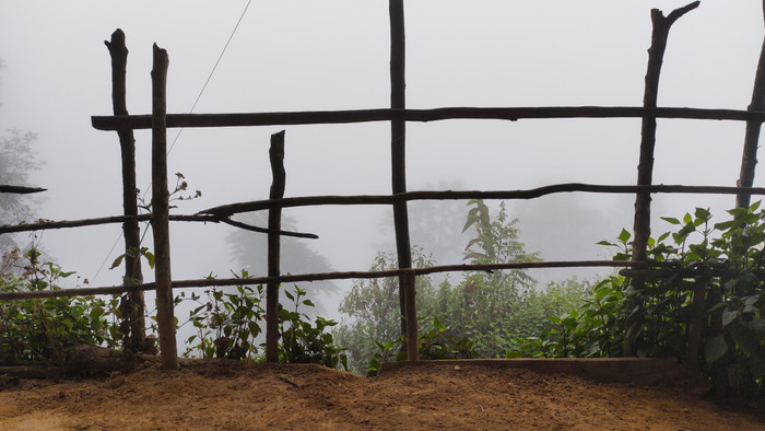 Khung trời mù sương lạnh giá nhìn từ cửa lớp học của thầy Phong. Khung trời mù sương lạnh giá nhìn từ cửa lớp học của thầy Phong.