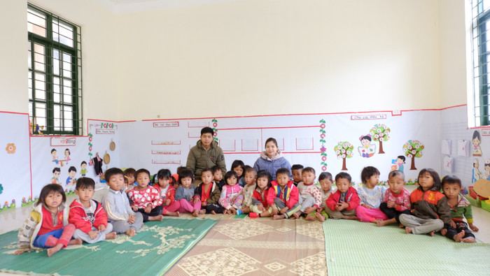 Hai vợ chồng thầy cô Mào Văn Nước và Lù Thị Dòn. Ảnh: LC