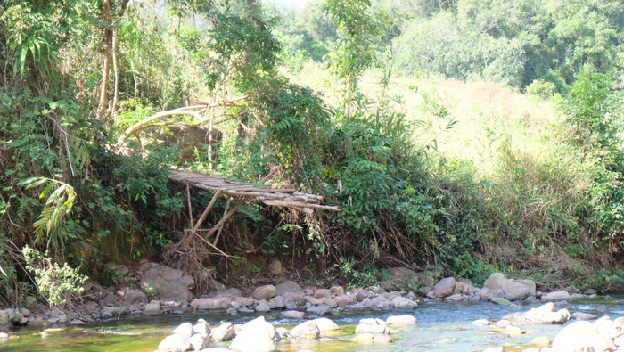 Cây cầu tạm bị lũ cuốn phăng trong đợt mưa lũ năm 2020.