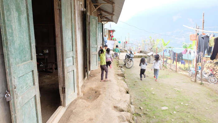 Giờ giải lao của học trò ở Sín Chải A. Giờ giải lao của học trò ở Sín Chải A.