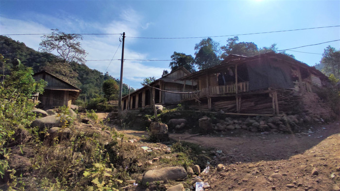 Những ngày tháng khó khăn vẫn chưa qua với thầy và trò ở Nậm Ngà.