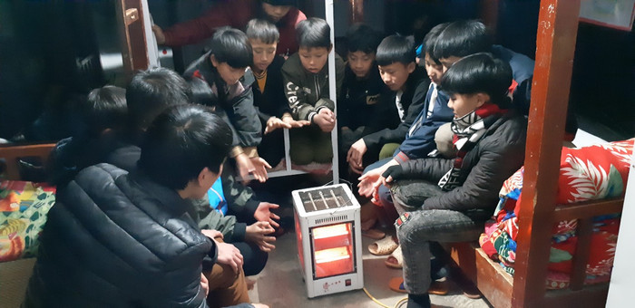 Các bạn học sinh nam ở trường Phổ thông dân tộc bán trú Sủng Là bên lò sưởi. Các bạn học sinh nam ở trường Phổ thông dân tộc bán trú Sủng Là bên lò sưởi.