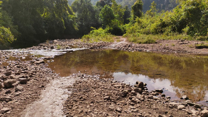 Con suối mùa cạn nước mà ngày ngày học sinh phải vượt qua để đến trường.